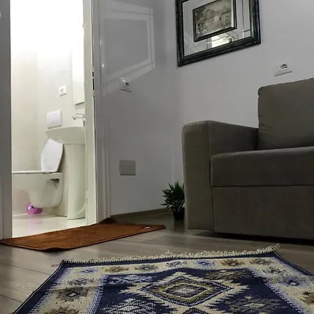 Square 21 * טיראנה